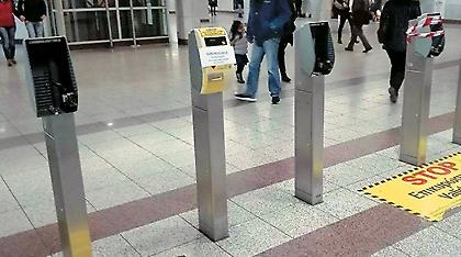 Επίθεση κουκουλοφόρων με βαριοπούλες στον ηλεκτρικό σταθμό του ΚΑΤ