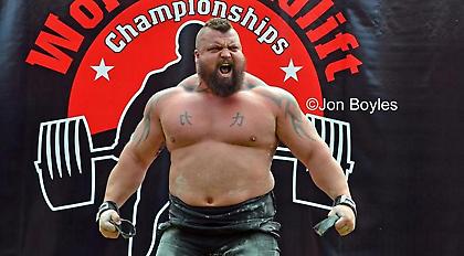 Ο Έντι Χολ σηκώνει στον πάγκο τέσσερις ανθρώπους (video)