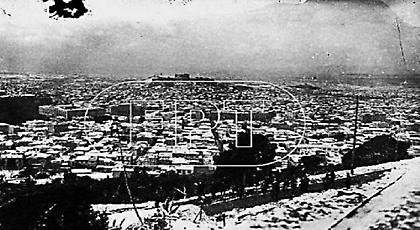 Η Αθήνα «πνιγμένη» στο χιόνι, σε σπάνιες ρετρό φωτογραφίες!