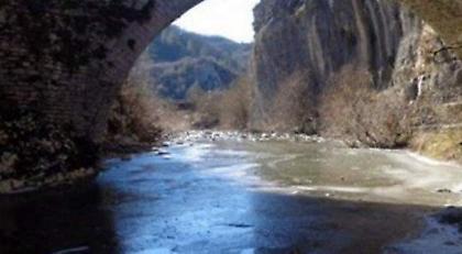 Πάγωσαν οι παραπόταμοι του Βίκου στο Ζαγόρι (pic)