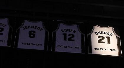 Στον... ουρανό η φανέλα του θρυλικού Ντάνκαν (pics/vids)