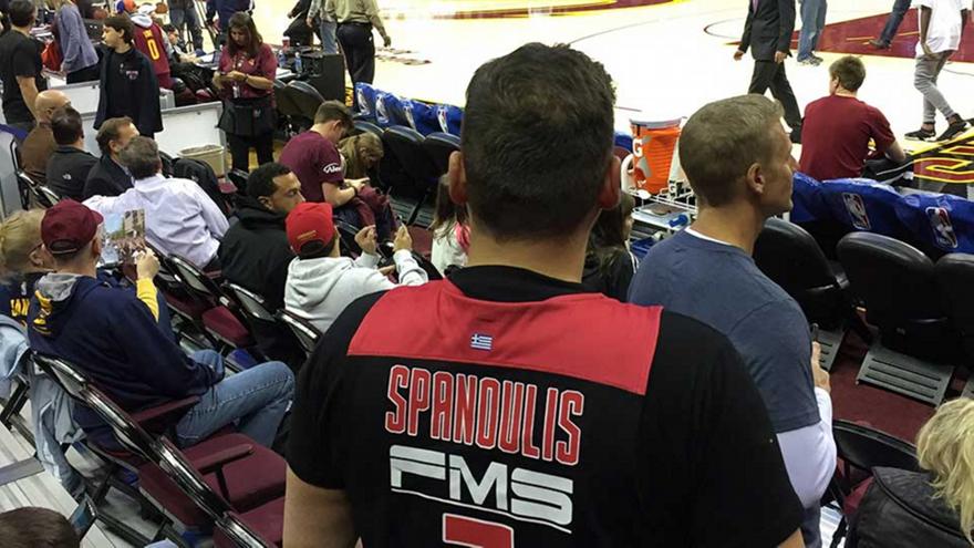 Φίλος του Ολυμπιακού με φανέλα Σπανούλη σε αγώνα ΝΒΑ (pics)