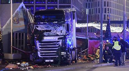 Τρομοκρατικό χτύπημα στο Βερολίνο: 9 νεκροί, 50 τραυματίες. Νεκρός ο συνοδηγός, συνελήφθη ο οδηγός