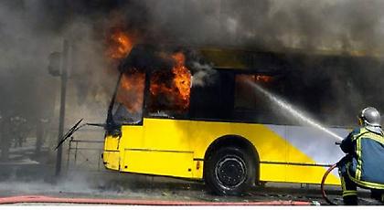 Φωτιά σε τρία τρόλεϊ έξω από το Πολυτεχνείο - Επεισόδια με καταστροφές και στον ΗΣΑΠ στην Κηφισιά