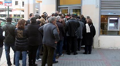 Αποπληξία στα ΑΤΜ με «κουτσουρεμένο» ΕΚΑΣ έως και 50%