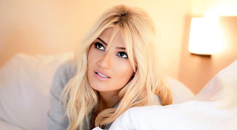 Το… φλερτ Έλληνα τραγουδιστή στην Φαίη Σκορδά!