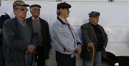 Μειωμένο κατά 50% το ΕΚΑΣ για 250.000 συνταξιούχους