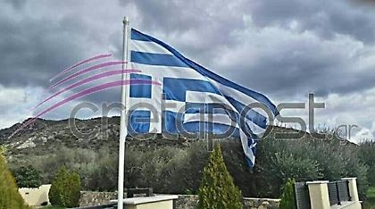 Με την σημαία ανάποδα περιμένουν τον Αλέξη Τσίπρα στην Κριτσά της Κρήτης