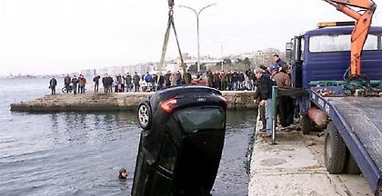 Βουτιά αυτοκινήτου στο λιμάνι της Ραφήνας - Νεκρή η οδηγός του