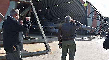 Σκύρος:Ο Πάνος Καμμένος σταυρώνει τους πιλότους που απογειώνονται για αναγνώριση τουρκικών μαχητικών