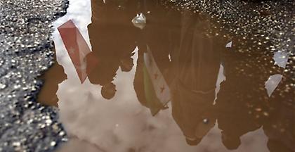 Χιλιάδες άμαχοι περιμένουν στο κρύο καθώς καθυστερεί η εκκένωση του Χαλεπίου