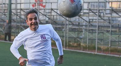 Με παπούτσια… Κριστιάνο Ρονάλντο, ο Κυριάκος Μητσοτάκης άρχισε τις ντρίμπλες! (pics)