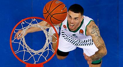 Απίστευτος Τζέιμς, έκανε coast to coast και… διέλυσε με κάρφωμα την μπασκέτα της Αρμάνι! (video)