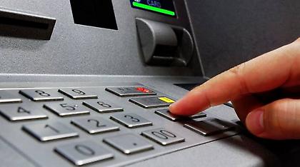 Τρίκαλα: Βρήκαν 2.000 ευρώ στο… ΑΤΜ και τα παρέδωσαν!