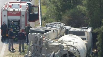 Σοβαρό τροχαίο στην Κορίνθου - Πατρών σε σύγκρουση μπετονιέρας με αγροτικό