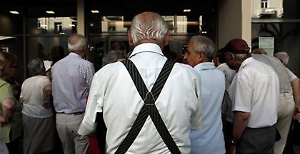 Ουρές στις τράπεζες για συντάξεις, ΕΚΑΣ και επίδομα