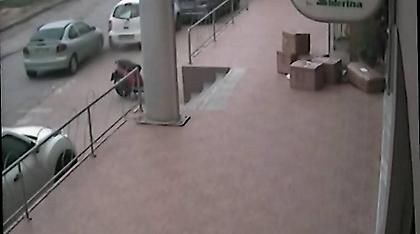 Βίντεο: Τροχαίο με εγκατάλειψη στο Ηράκλειο - Τραυματίστηκε βρέφος