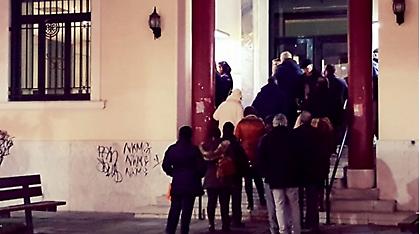 Τρίκαλα: Στην ουρά και μέσα στο κρύο όλο το βράδυ οι συνταξιούχοι για το επίδομα