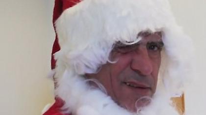 Ο Φερνάντο Σάντος μοίρασε δώρα ντυμένος Αϊ Βασίλης (video)