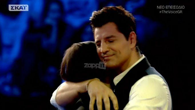 The Voice: Έλιωσε η παίκτρια στην αγκαλιά του Σάκη Ρουβά!