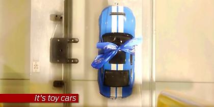 Η γραμμή παραγωγής εργοστασίου της Ford γεμίζει με… αυτοκινητάκια (video)