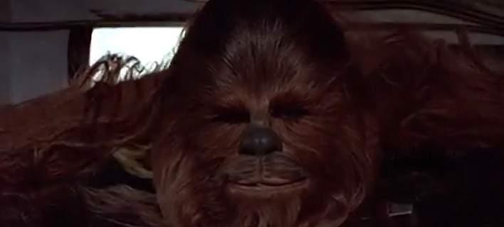 Δείτε τον Τσιουμπάκα να τραγουδάει την «Aγια Νύχτα» (video)