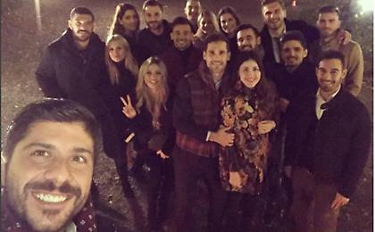 Οι Έλληνες του Βελγίου αγκαλιασμένοι εύχονται χρόνια πολλά (pic)