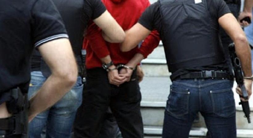 Αυτός είναι ο τραγουδιστής που ο γιος του φέρεται να εμπλέκεται στη σπείρα εκβιαστών