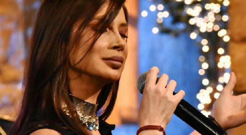 Έξαλλος Έλληνας τραγουδιστής με την Πάολα που ερμήνευσε Μάνο Χατζιδάκι!