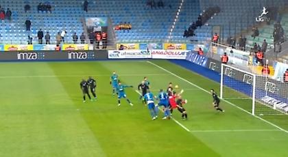 Απίστευτο: Διάσημος διαιτητής έδωσε πέναλτι για χέρι… τερματοφύλακα (video)!