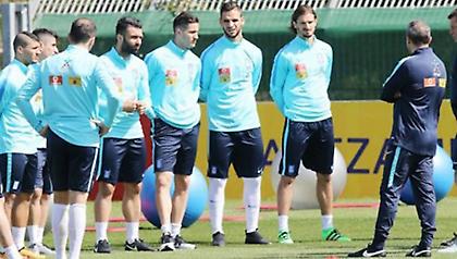 Οι Έλληνες διεθνείς απαντούν στο «Χριστούγεννα ή Πρωτοχρονιά» (video)