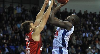 «Έκοψε» τον Σον Τζέιμς ο Ζούρος