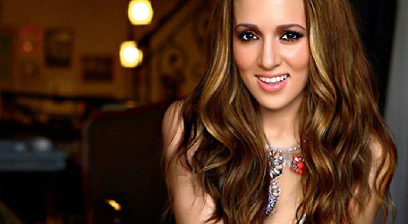 Έξαλλος τραγουδιστής με την Καλομοίρα: «Σε παρακαλώ ρε κοριτσάκι μου μίλησε Ελληνικά… Δεν παλεύεσαι»