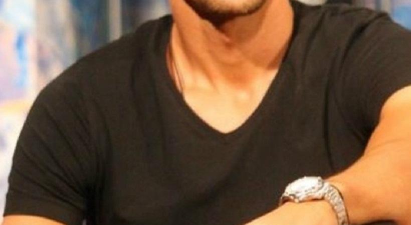 Έλληνας ηθοποιός μετά το διαζύγιο εμφανίζεται δημόσια στο πλευρό μιας γοητευτικής μελαχρινής