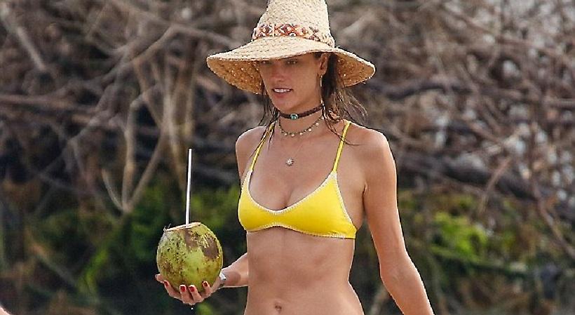 Για την Αμπρόζιο είναι πάντα καλοκαίρι! (pics)