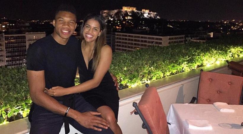 Ευχές του Γιάννη για το 2017 μαζί με την καλή του (pic)