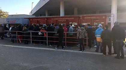 Χαμός στο ΣΕΦ για τα εισιτήρια του ντέρμπι (pics)