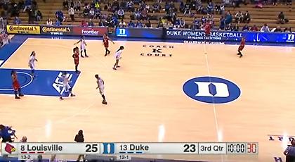 Απίθανη κομπίνα σε γυναικείο μπάσκετ (video)