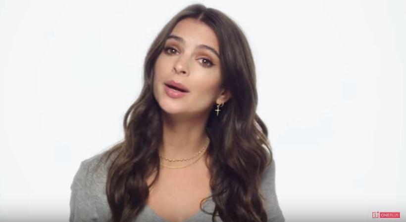 H Emily Ratajkowski μας μαθαίνει... τεχνολογία! (video)