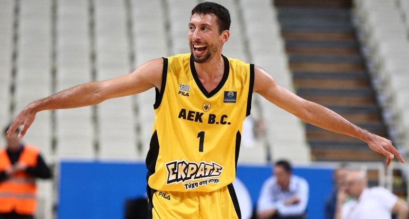 Μπάχαλο στο ματς της ΑΕΚ: Οπαδός της Σάσαρι έσπρωξε τον Ούκιτς! (video)