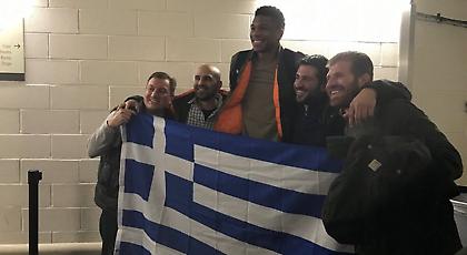 Ο Γιάννης ποζάρει με την ελληνική σημαία μετά το ματς!