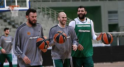 Η άφιξη του Παναθηναϊκού Superfoods στο ΣΕΦ (video)