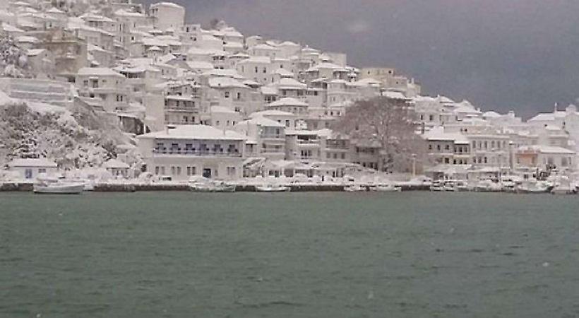 Λευκή πολιτεία: Η εντυπωσιακή φωτογραφία από τη Σκόπελο που σαρώνει στο διαδίκτυο!