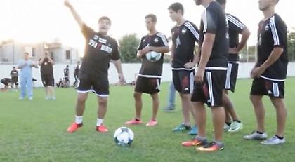 Ο Μαραντόνα «διδάσκει» πώς εκτελούν φάουλ (video)