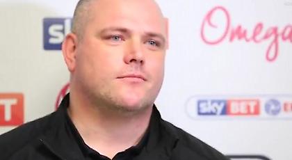 Απίθανο βίντεο: Προπονητής κλαίει επειδή φίλαθλοι πλήρωσαν το πρόστιμό του (video)