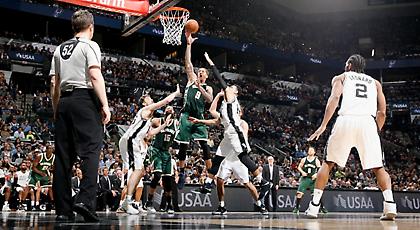 Ντύθηκε… Giannis και σόκαρε τους Σπερς!