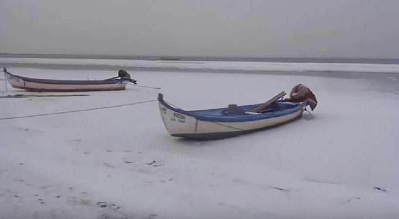 Πάγωσε μέχρι και η θάλασσα στην Πιερία! - Το video που έγινε viral