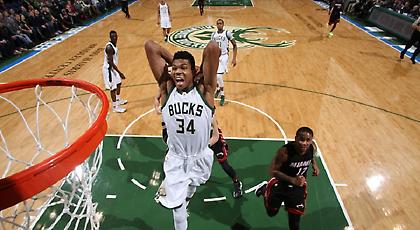 Giannis is back! (video)