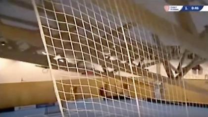 Απίστευτο: Κατέρρευσε οροφή γηπέδου την ώρα του αγώνα (video)