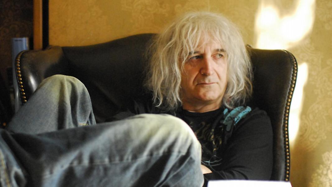 Ο Νίκος Καρβέλας ξαναχτυπά με... τρελή εμφάνιση!